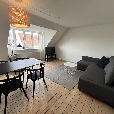 Appartement Two-bedroom Located On The Third Floor Of A Four-story Building In *