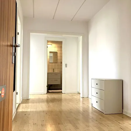 Two-bedroom Located On The Third Floor Of A Four-story Building In Appartement *